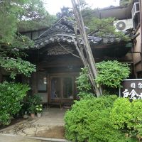 瓦屋根の玄関が渋いです。