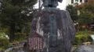 日光橋のたもとに