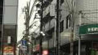 細い道に色々なお店が