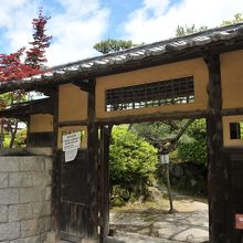 わびさびが漂う門