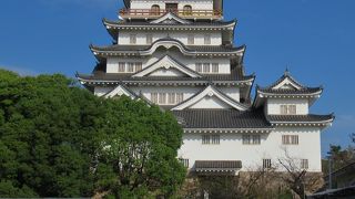 福山駅のすぐそばにあります。伏見櫓、筋鉄御門は昔の建物のままでした。