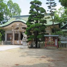 愛染坂を上ったところにあります