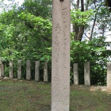 縦長の石碑です