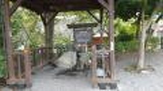 足湯の隣にある地蔵　