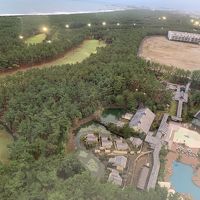 プールや温泉施設、ゴルフコースが見下ろせます。