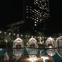 ライトアップされたガーデンプール