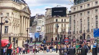 多くの人で賑わう繁華街