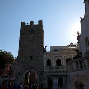 時計塔を持った古城風な美しい門　（タオルミーナ）