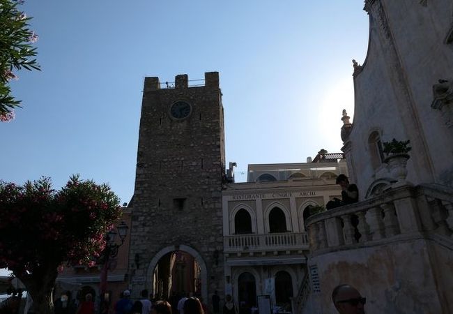 時計塔を持った古城風な美しい門　（タオルミーナ）