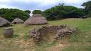 さとうきび畑の中の竪穴式住居