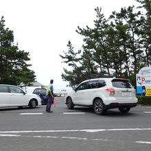 見苦しい右左折入場で混乱している鴨川シーワールド駐車場入口