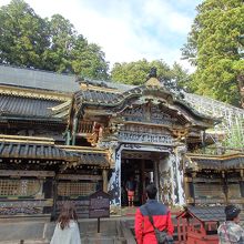 日光東照宮唐門、奥は拝殿
