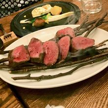 テーブルで桜の枝スモークしてくれる蝦夷鹿のロースト