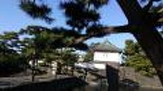 白壁と石垣が美しいです