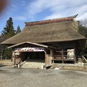 茅葺屋根です。