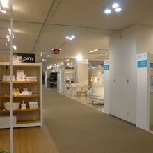 ワンザ有明のフロアーの上階には、家具店が営業しています。