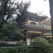 鐘楼門、２階部分に鐘が吊るされている