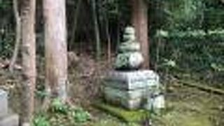 仏殿の裏に北条泰時の墓がある