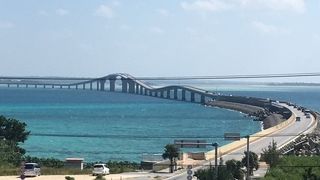 この橋には道路以外に水道管が設置されている。