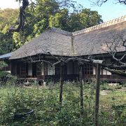 茅葺屋根の風情ある建物