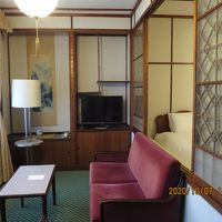 窓際には床の間と書院風の棚