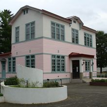 ピンクの可愛い建物です