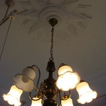 天井からのシャンデリアも昭和モダンニズムです