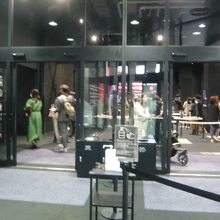 チームラボの入出口です。入口は、左側、右側は、出口です。