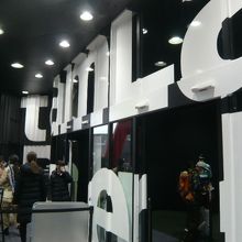 チームラボの出入口を、横から見ています。映写効果の観点で黒色