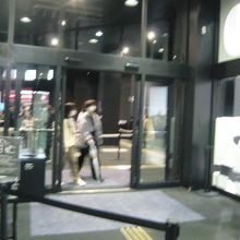 観客は、満足した顔つきで、出口から出てきますが、理解の程度は