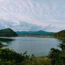 ダム湖の下流右岸側の眺めです