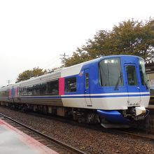 鳥取県、郡家駅に停車中のスーパーはくと1号。