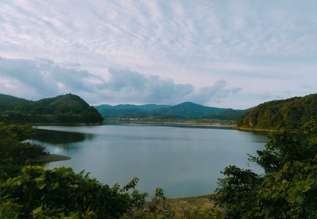 (花山湖)　釣りのスポットになっています。