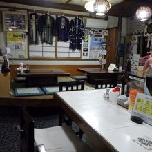 カウンターと座敷のある、THE寿司屋って感じの店内