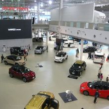 パレットタウンの１～２階を使い、数多くの車両が置かれています