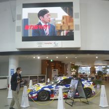 有名人との対話の中で、車への興味を湧き立たせています。