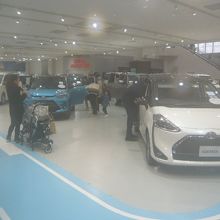 数多くの入場者があります。車への興味は尽きないようです。