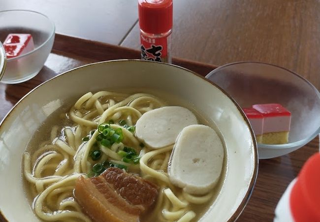 海を眺めながらお食事を。