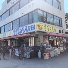 江の島の入口にある店舗