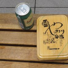 駅で食べたやき弁と大沼ビール