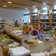 店内の様子　沢山の地元特産品を扱っています