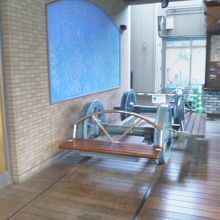 汽車道に機関車の車輪のベンチ