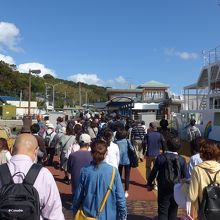 能古島に到着し沢山の乗船客が降りて行きます