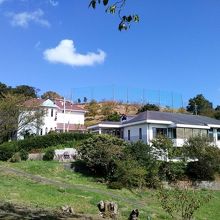 海が見える丘の上に立っている能古博物館