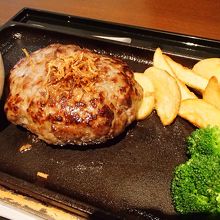 ハンバーグもビックです。。