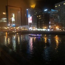 店内から見える那珂川と中洲の夜景