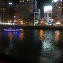 那珂川を通る水上バスが行き来しているのが見えます
