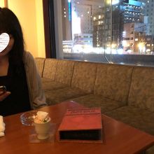 店内の席と窓からの夜景