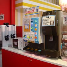 ドリンクバーはセルフサービス