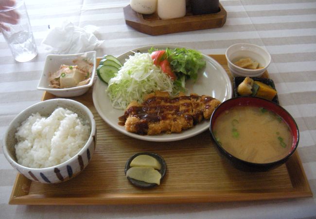 気づいたら少しおしゃれになった駅前食堂